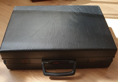 Samsonite large hard shell - hard,